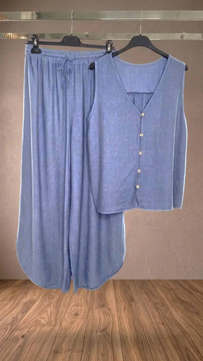 Conjunto de pantalón azul con camiseta a juego