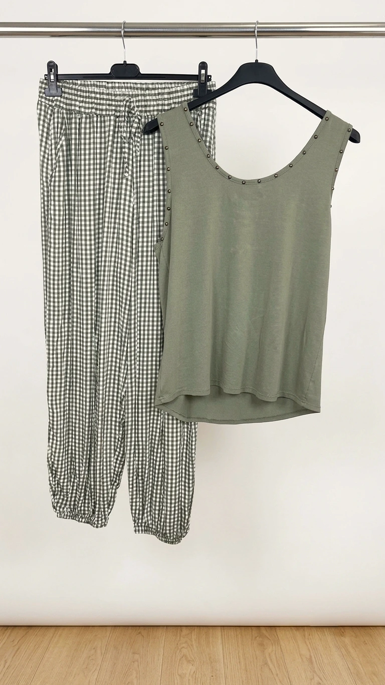Conjunto de pantalón a cuadros como camiseta a juego