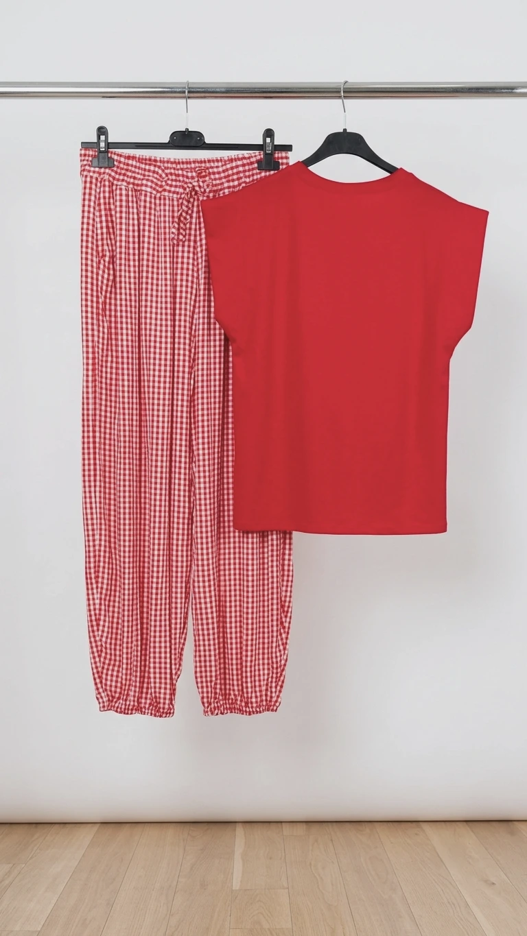 Conjunto de pantalón rojo a cuadros con camiseta a juego