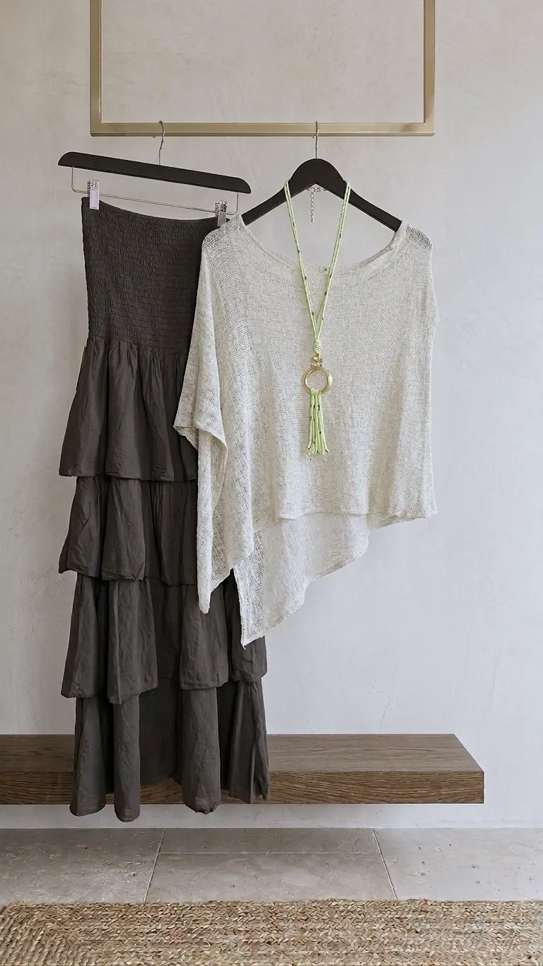 Conjunto de vestido marrón con chal blanco a juego